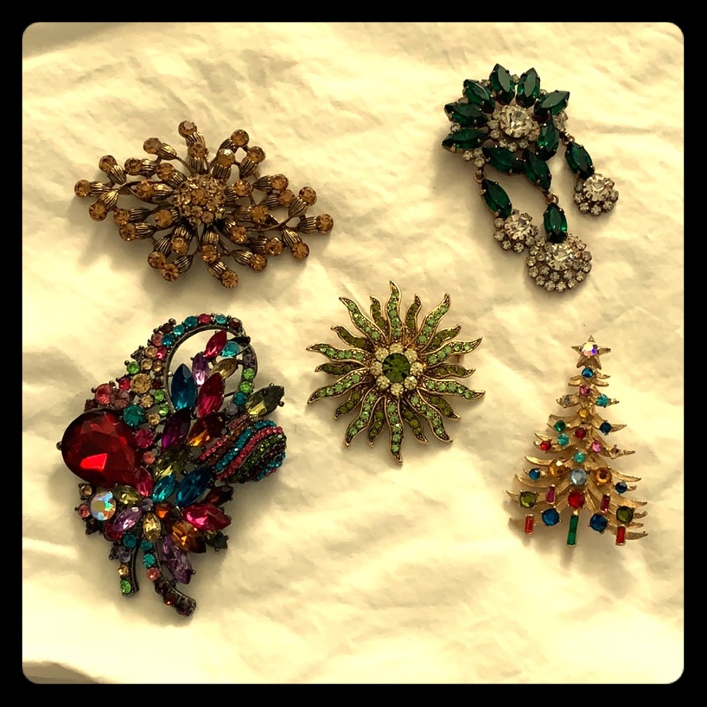Assorted brooches